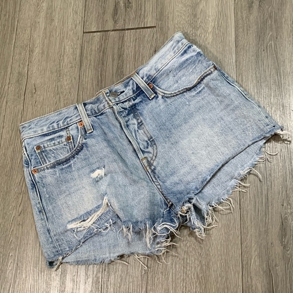 Levi’s 501 Light Wash Button Fly Distressed Cut Off Style Denim Shorts size 27 - Picture 1 of 11